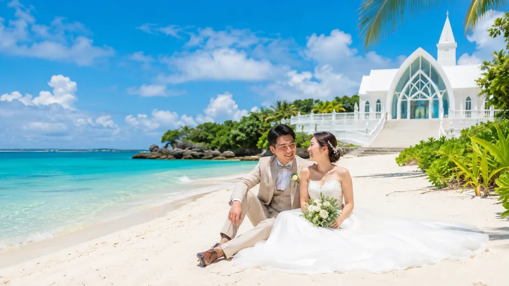 沖縄のビーチでふたりだけの結婚式を楽しむ新郎新婦